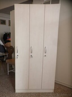 Šatní skříň rozdělená do 3 skříněk
