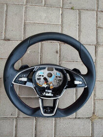 Škoda Octávia IV RS - nový volant s pádly.