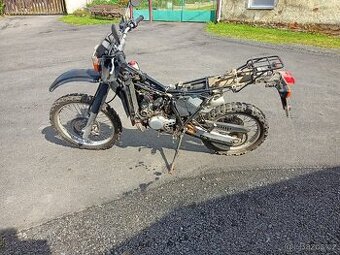 Yamaha DT 125r díly. Už je rozebrána celek ne