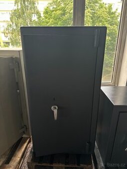 Trezor tmavý 79x65x150cm
