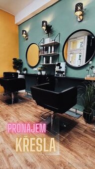 Kadeřnické křeslo ve studiu