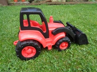 plastový traktor na hraní a vození písku