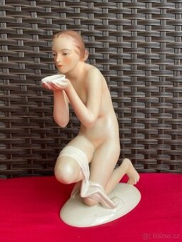 Žena s miskou / starožitnost/ Pirken Hammer / porcelán