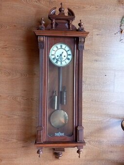 Staré nástěnné hodiny