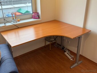 Dřevěný, výškově nastavitelný pracovní stůl IKEA (160 x 120)