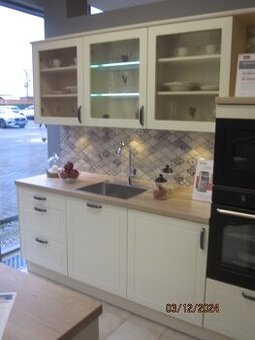 NOVA KUCHYN  ORESI korpus dekor dřevo a dvirka vanilka