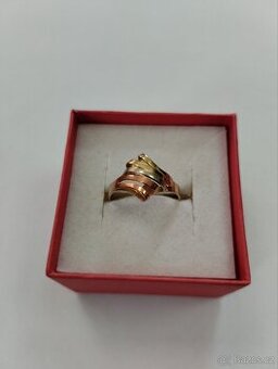 Zlatý prsten trojí zlato