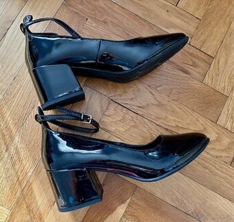 Lakované černé lodičky Baťa vel. 40