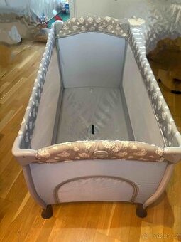 cestovní postýlka s přebalovacím pultem