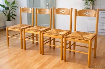 4× kvalitní dřevěné jídelní židle z masivu v přírodní barvě.