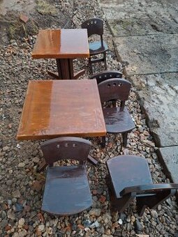 Masivní stoly a židle