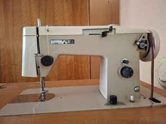 Šicí el/mechanický stroj funkční.