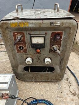 Vojenská nabíjčka SJ 122