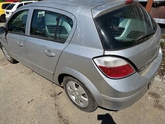 Opel Astra h náhradní díly z auta stříbrná