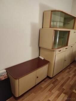 Stara kredenc za odvoz, nutná renovace