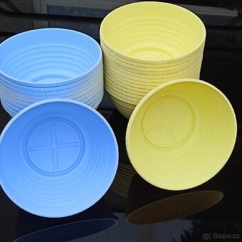 Plastové mísy na květiny