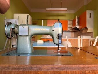 Šlapací šicí stroj Minerva s dýhovanou skříňkou, retro