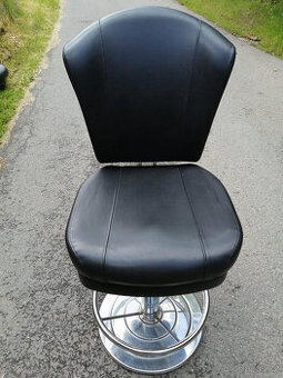 Černá točící barová židle