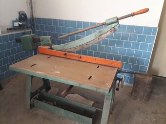 Tabulové nůžky typ: NTP 1000/2,50  ZTS Košice