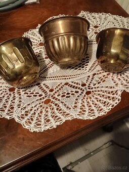 Staré mosazné kvetinace