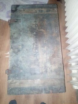 Stará vojenská truhla