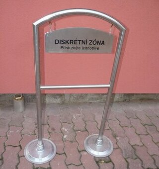 Nerezový reklamní poutač