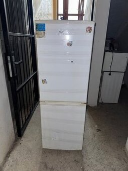 Plně funkční lednice Candy s mrazákem