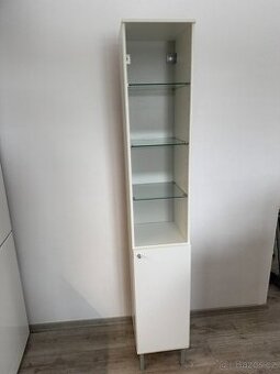 Vysoká koupelnová skříňka se skleněnými policemi – bílá