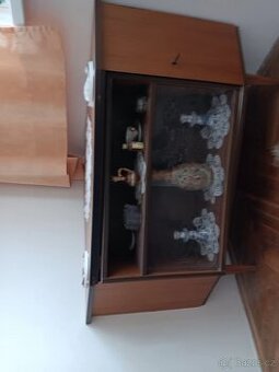 Starožitný otočný bar