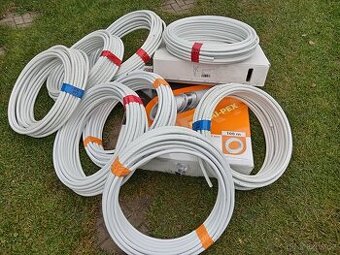 Podlahové topení , trubky .