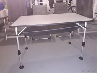 Stůl, křesla a matrace z karavanu.