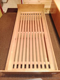 Starší dřevěná postel - čela překližka