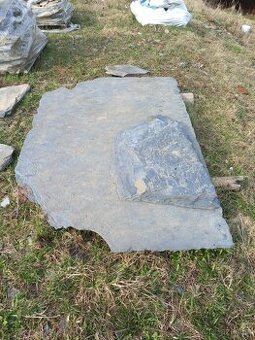 Plochy kamen. Placáky naslapy.