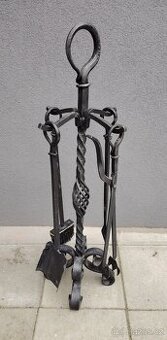 Kované krbové nářadí.