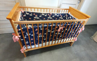 Dřevěná dětská postýlka + matrace + mantinely.