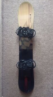 Snowboard, vázání, boty a helma