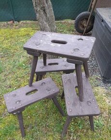 Staré dřevěné stoličky "dojičky"