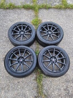 Japan Racing JR11, pneu 245/40/18