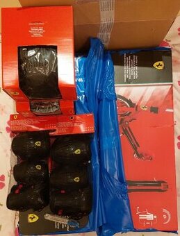 Koloběžka Ferrari 2x a helma+chrániče (S+L)