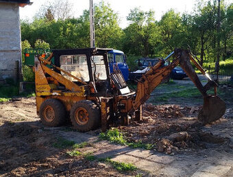 Smykový nakladač UNC 061, včetně podkopu a vidlí