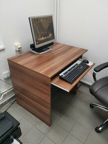 Dřevěný PC stůl