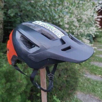 Pěkná MTB Přilba BELL na horské/enduro kolo