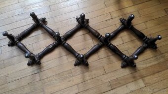 Dřevěný věšák (starožitný)