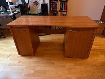 Pracovní / kancelářský / počítačový stůl