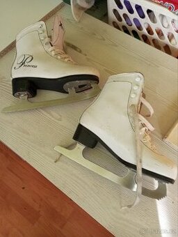 Dívčí lední brusle