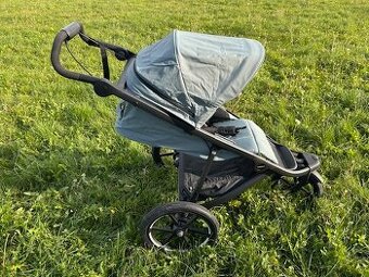 Kočárek Thule Urban Glide 3 s látkou v barvě Mid Blue.