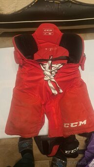 Hokejové kalhoty.