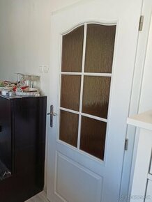 Bílé interiérové dveře Socrates, obložkové zárubně