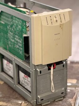APC Smart-ups serverový záložní zdroj