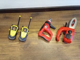 Pila, vrtačka, vysílačky.